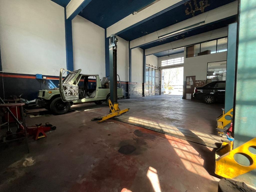 Galpon en Esquina con Oficina de 398 m² 3