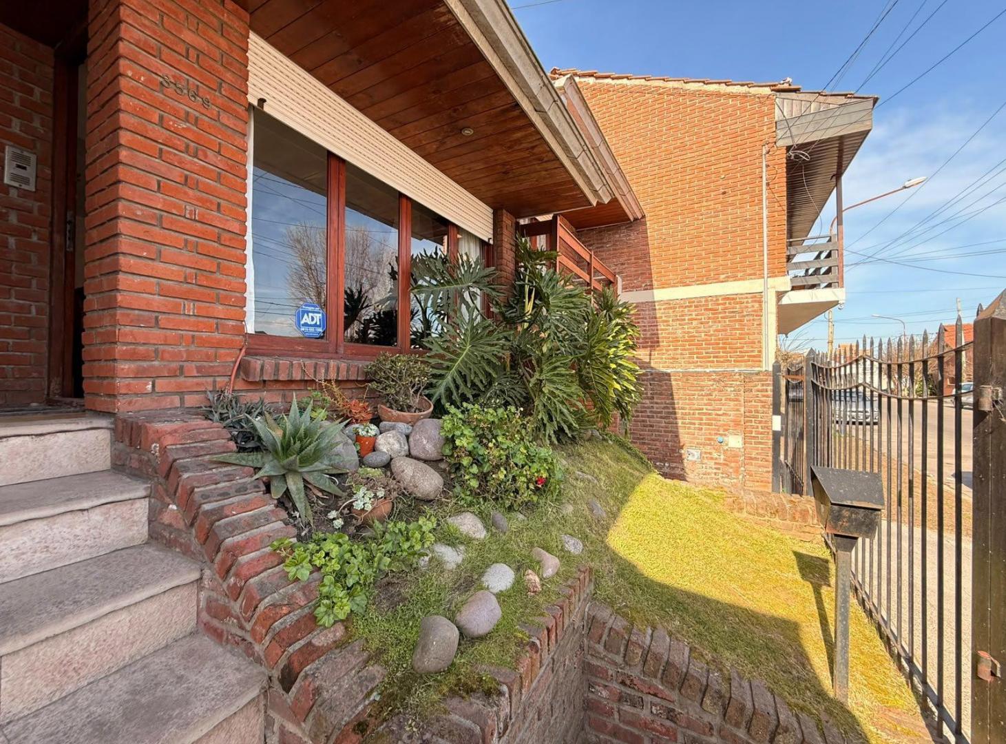 Foto de VENTA CHALET 4 AMBIENTES CON COCHERA Y PARQUE, ZONA SAN JOSE, imagen 5