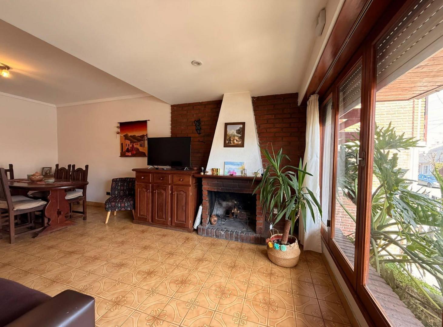 Foto de VENTA CHALET 4 AMBIENTES CON COCHERA Y PARQUE, ZONA SAN JOSE, imagen 2