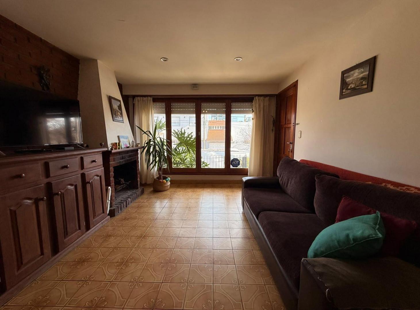 Foto de VENTA CHALET 4 AMBIENTES CON COCHERA Y PARQUE, ZONA SAN JOSE, imagen 4