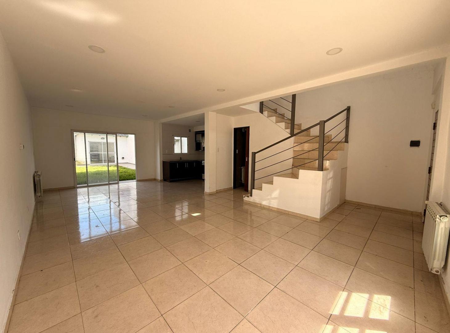Foto de Alquiler Dúplex 3 ambientes con parque y quincho, villa primera, imagen 1