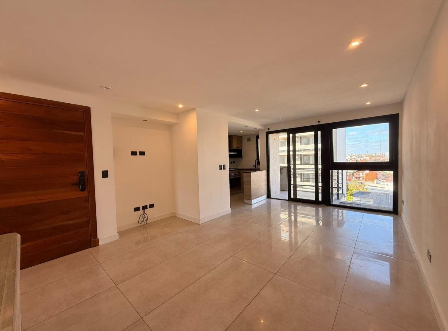 Foto de VENTA DEPARTAMENTO 2 AMBIENTES CON COCHERA, ZONA CONSTITUCION, imagen 2