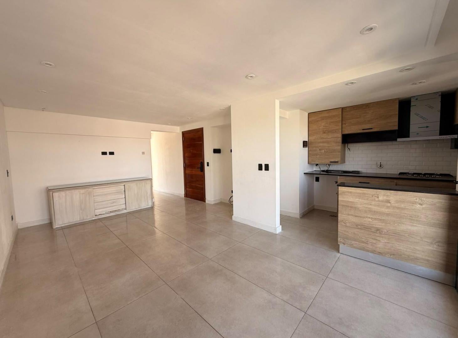 Foto de VENTA DEPARTAMENTO 2 AMBIENTES CON COCHERA, ZONA CONSTITUCION, imagen 1