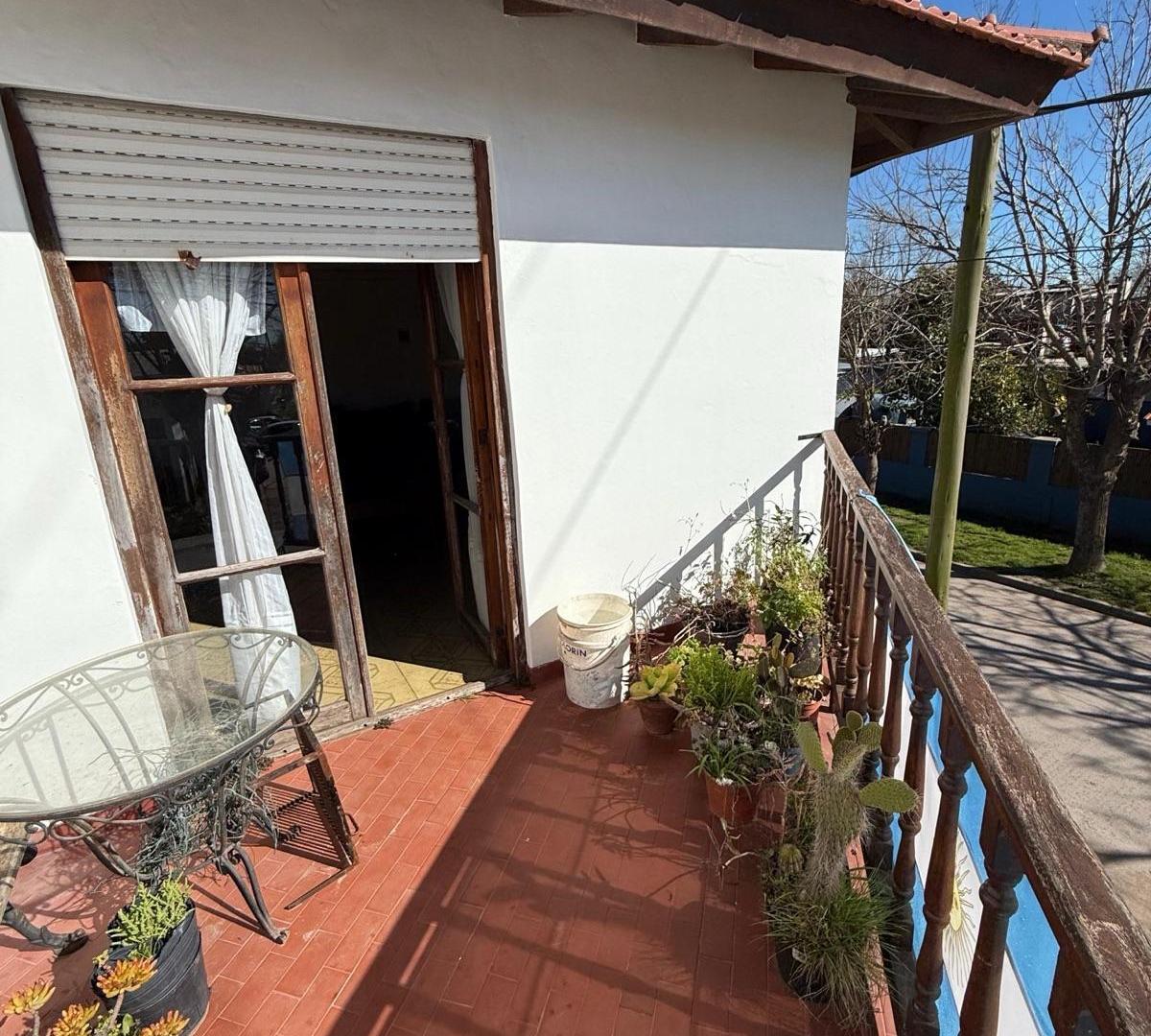Casa con locales y quincho en Madariaga.