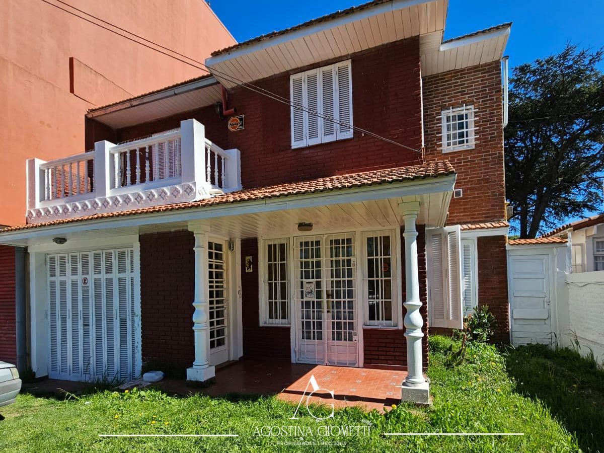 Z/ San Carlos. Casa Dos Viviendas. (Pb) 3 Amb, Jardín. 2da (Pa) 3 Amb Terraza. 4
