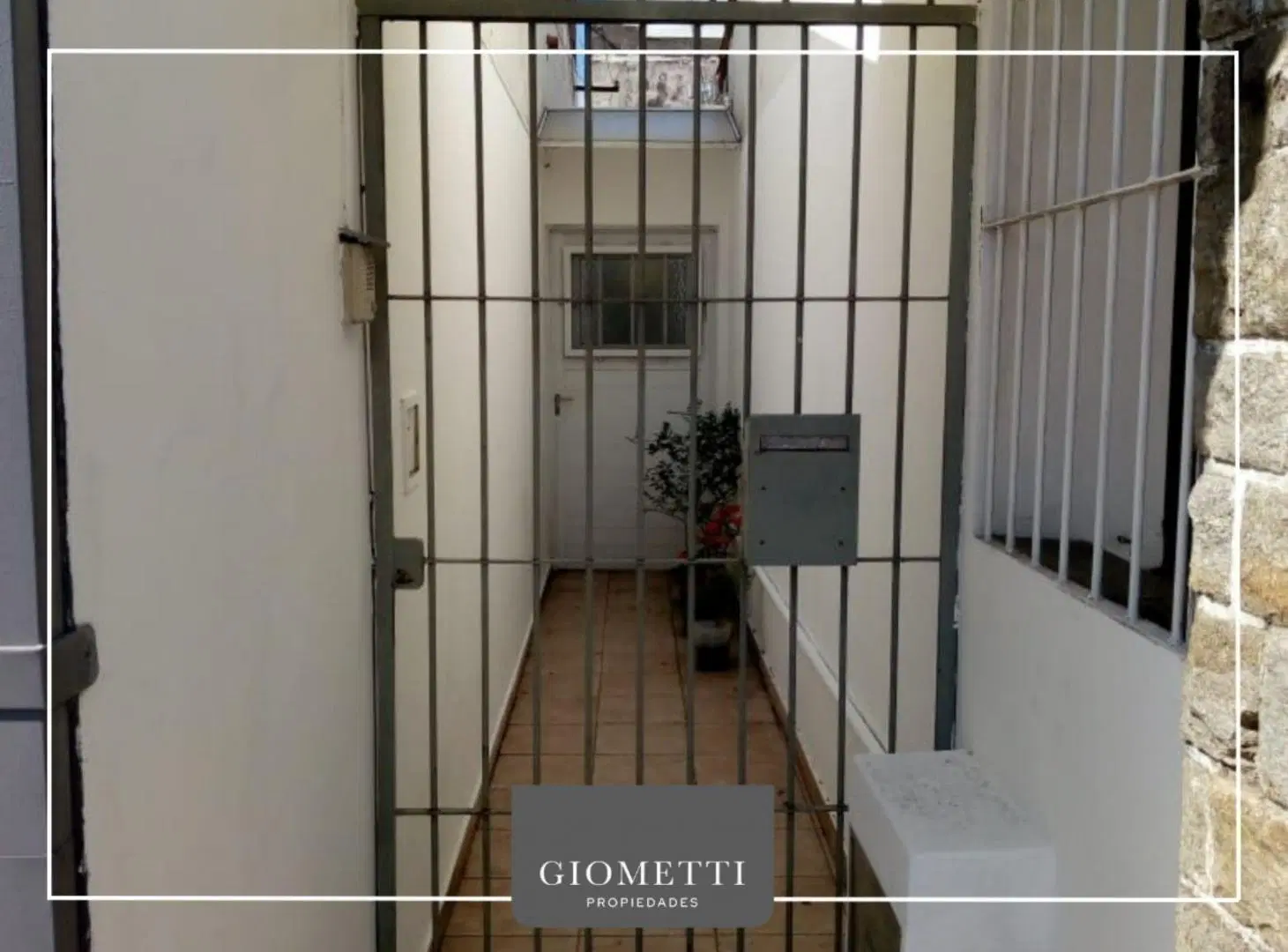 Zona Chauvin/ San Carlos. Casa independiente de 3 ambientes ubicado  al fondo con cómodo Patio. 5