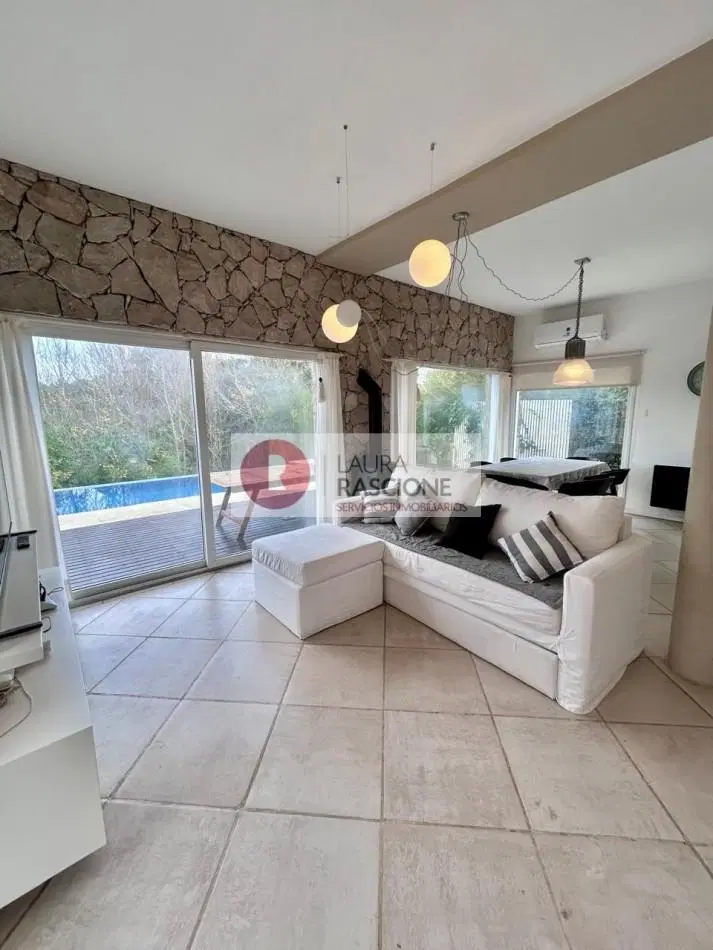 CASA EN VENTA 3 AMBIENTES EN CARILO 8