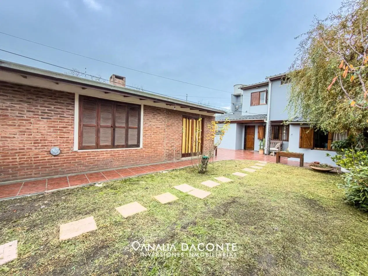 Chalet 4 amb con garage, quincho y jardin. Barrio Lopez de Gomara 5