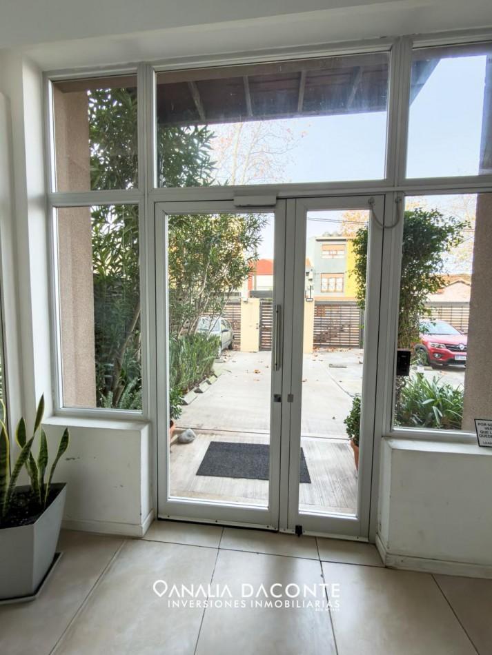 Moderno depto 2 amb en planta baja, con patio y cochera. La Perla