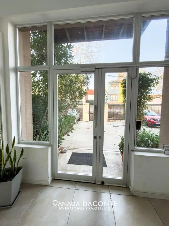 Moderno depto 2 amb en planta baja, con patio y cochera. La Perla 2
