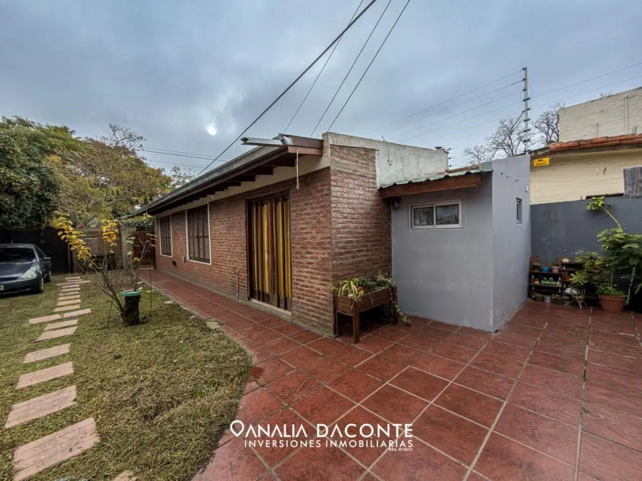 Chalet 4 amb con garage, quincho y jardin. Barrio Lopez de Gomara 4