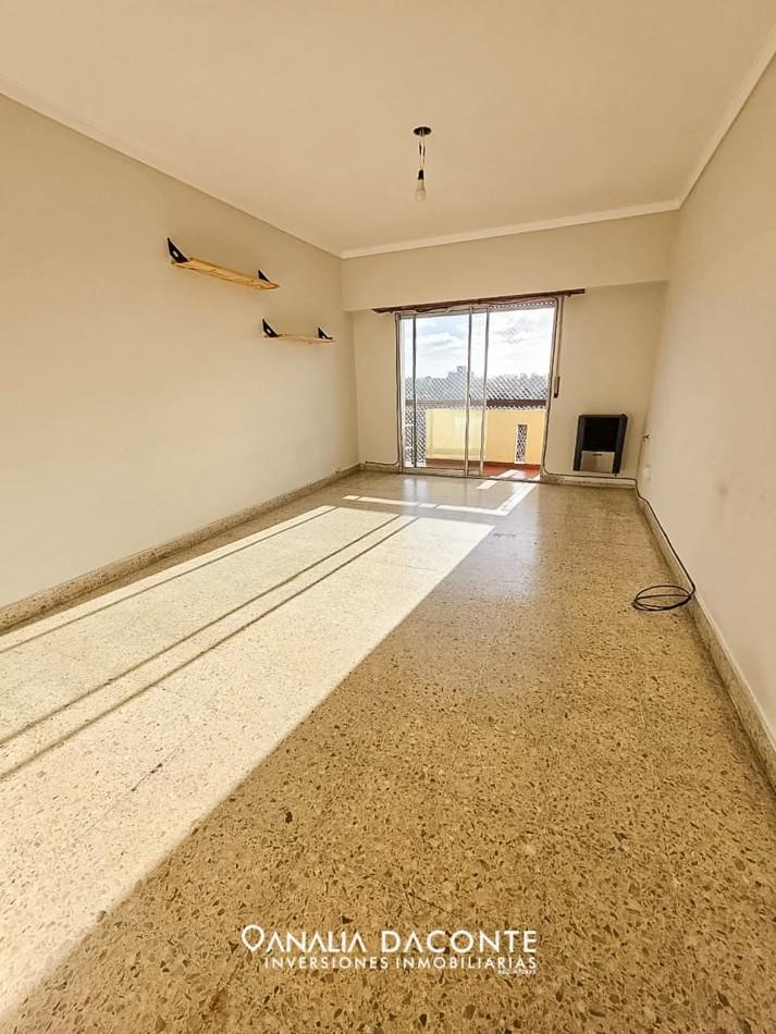 Luminoso depto 2 amb a la calle con balcon. Libertad al 3700