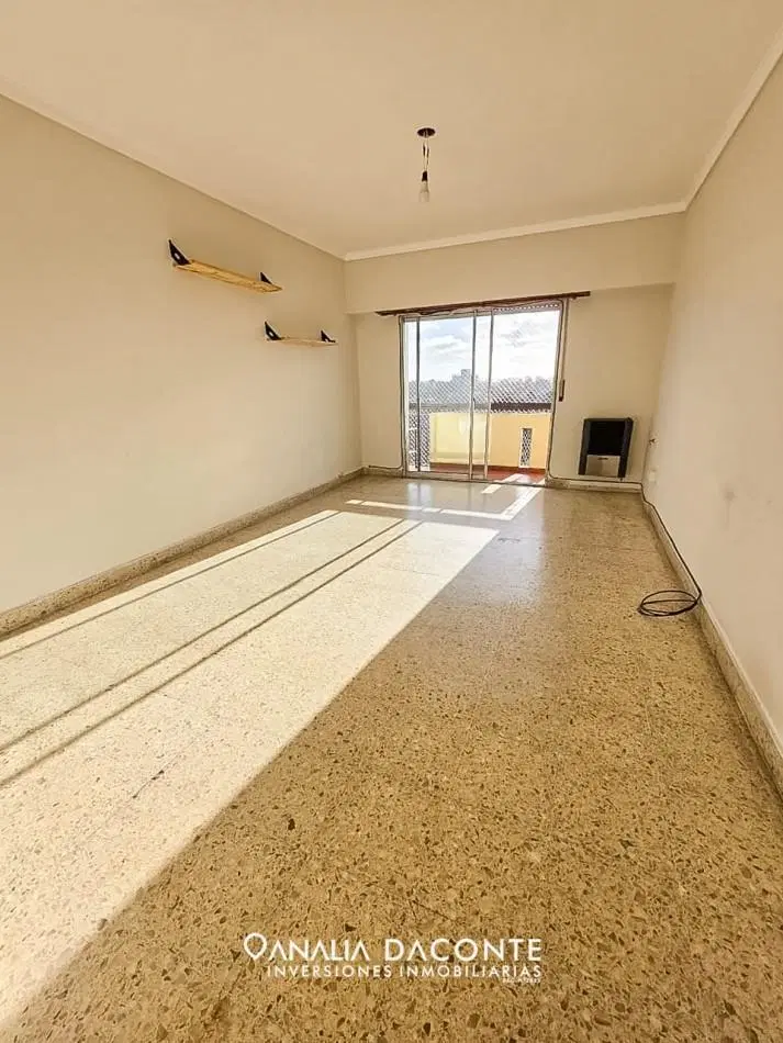 Luminoso depto 2 amb a la calle con balcon. Libertad al 3700 4