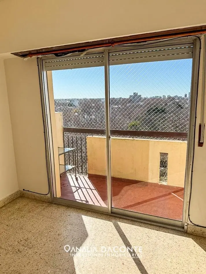 Luminoso depto 2 amb a la calle con balcon. Libertad al 3700 1