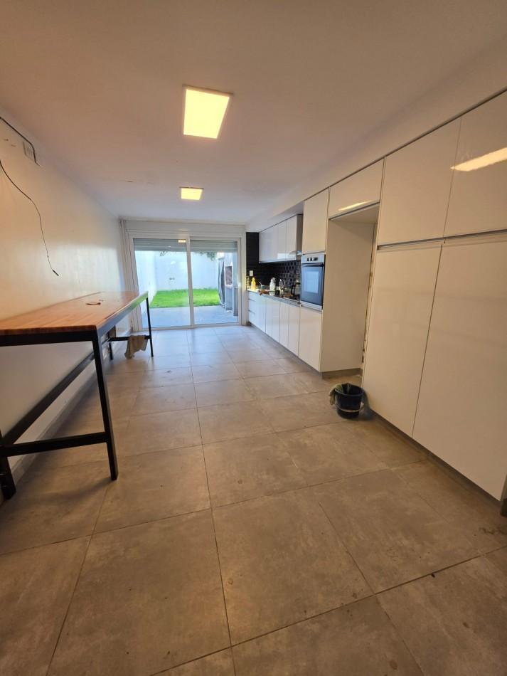 Duplex 4 amb con cochera y jardin. Parque Luro