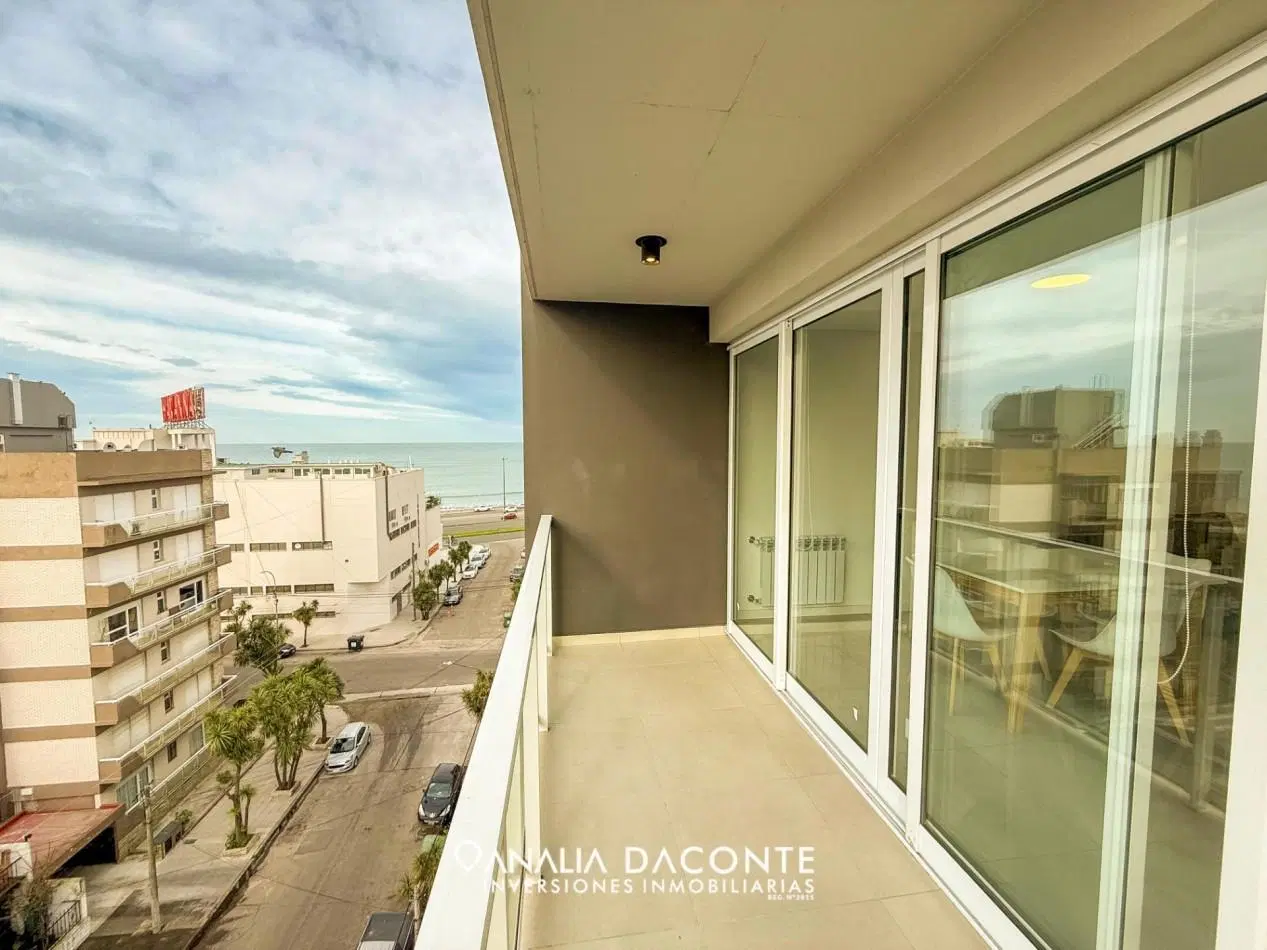 Exclusivo semipiso de 2 amb con vista al mar y cochera. La Perla 1