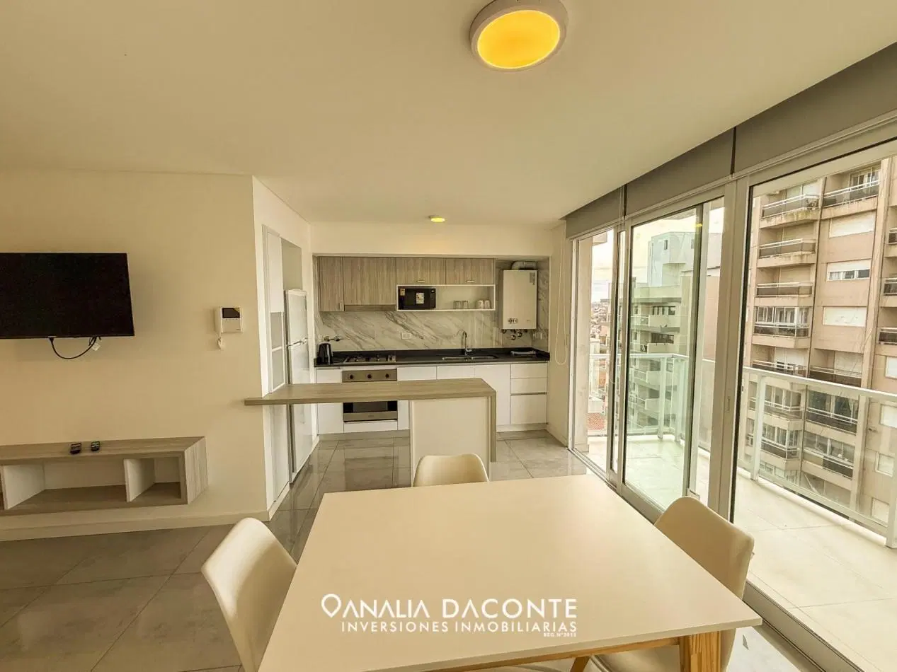 Exclusivo semipiso de 2 amb con vista al mar y cochera. La Perla 3