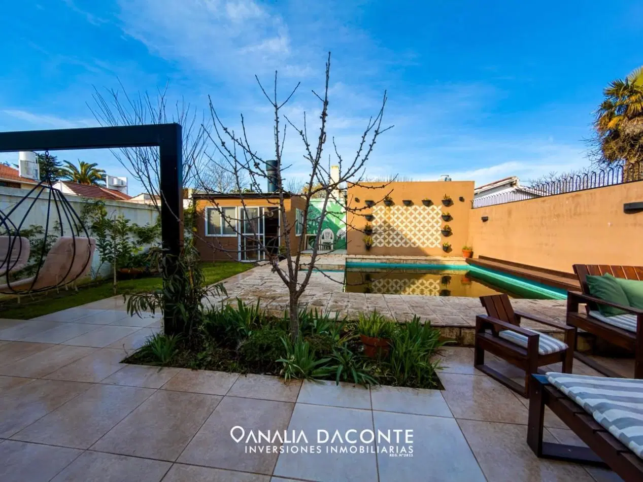 Moderno chalet de categoria con piscina. Barrio Caisamar 8