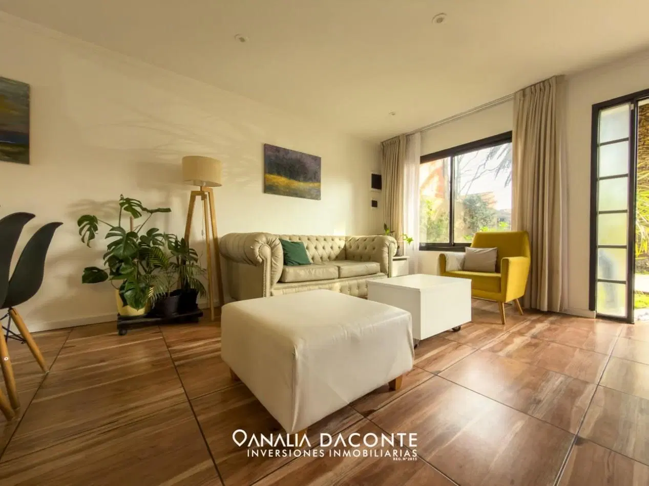 Moderno chalet de categoria con piscina. Barrio Caisamar 2