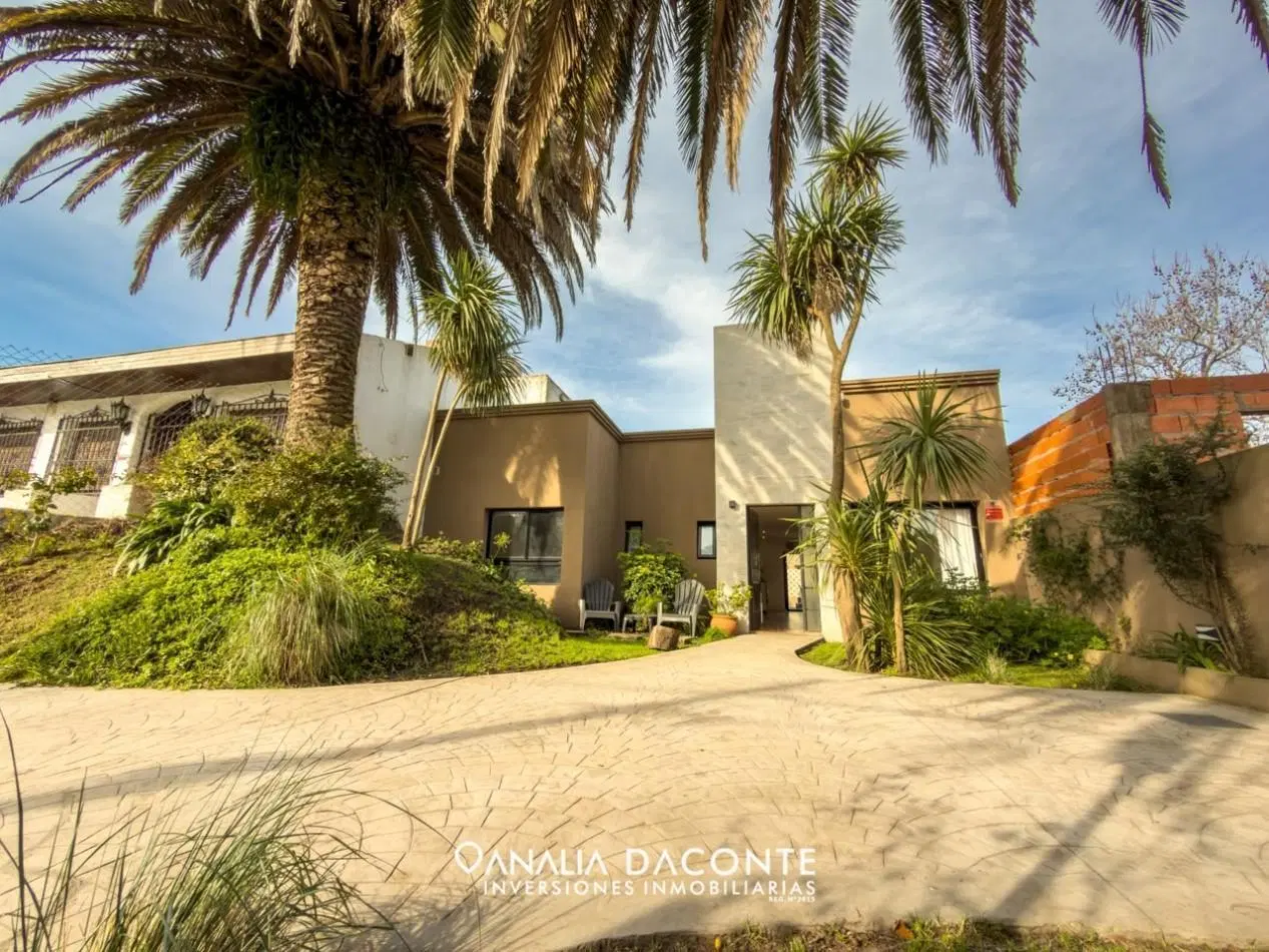 Moderno chalet de categoria con piscina. Barrio Caisamar 1
