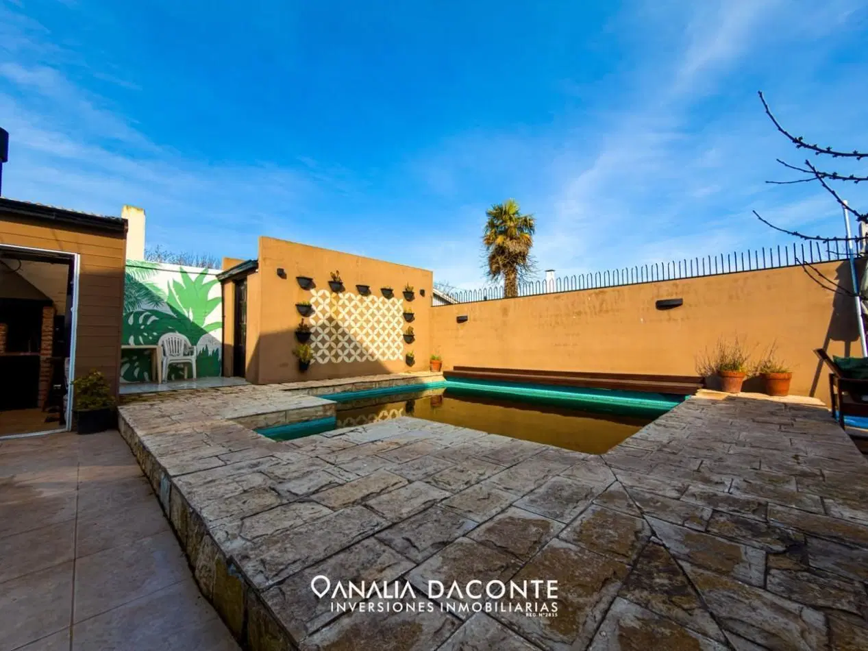 Moderno chalet de categoria con piscina. Barrio Caisamar 3