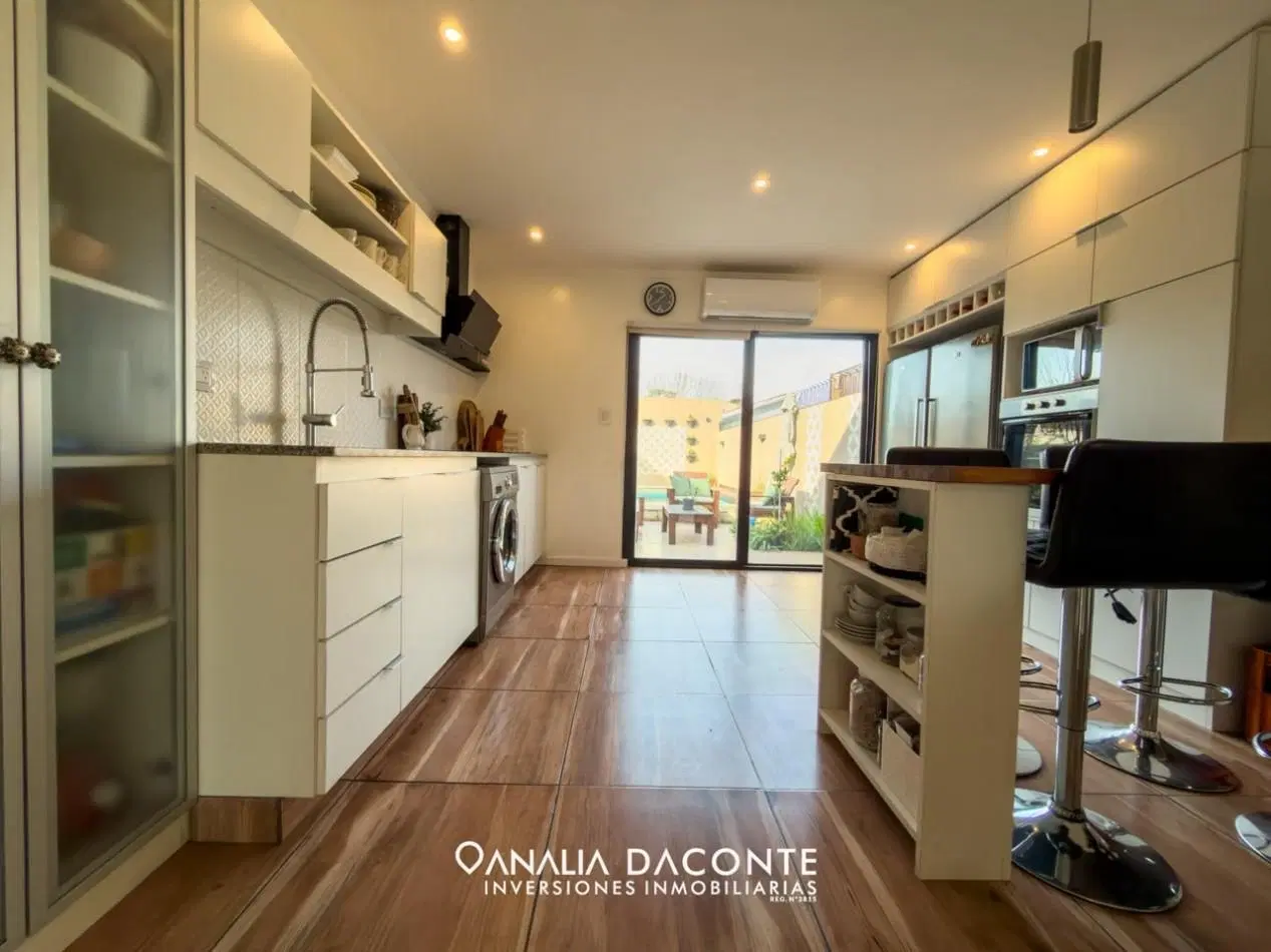 Moderno chalet de categoria con piscina. Barrio Caisamar 4