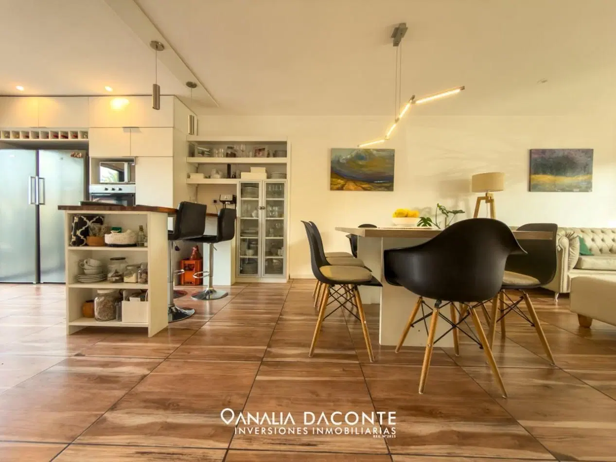 Moderno chalet de categoria con piscina. Barrio Caisamar 5