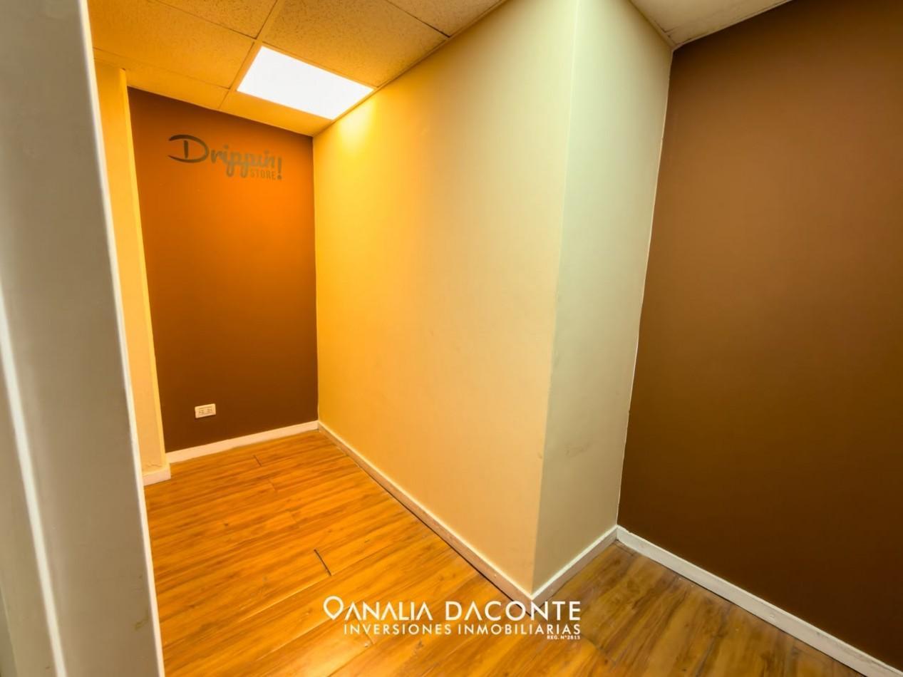 Foto de Local comercial en dos niveles. 80m2. La Perla, imagen 2