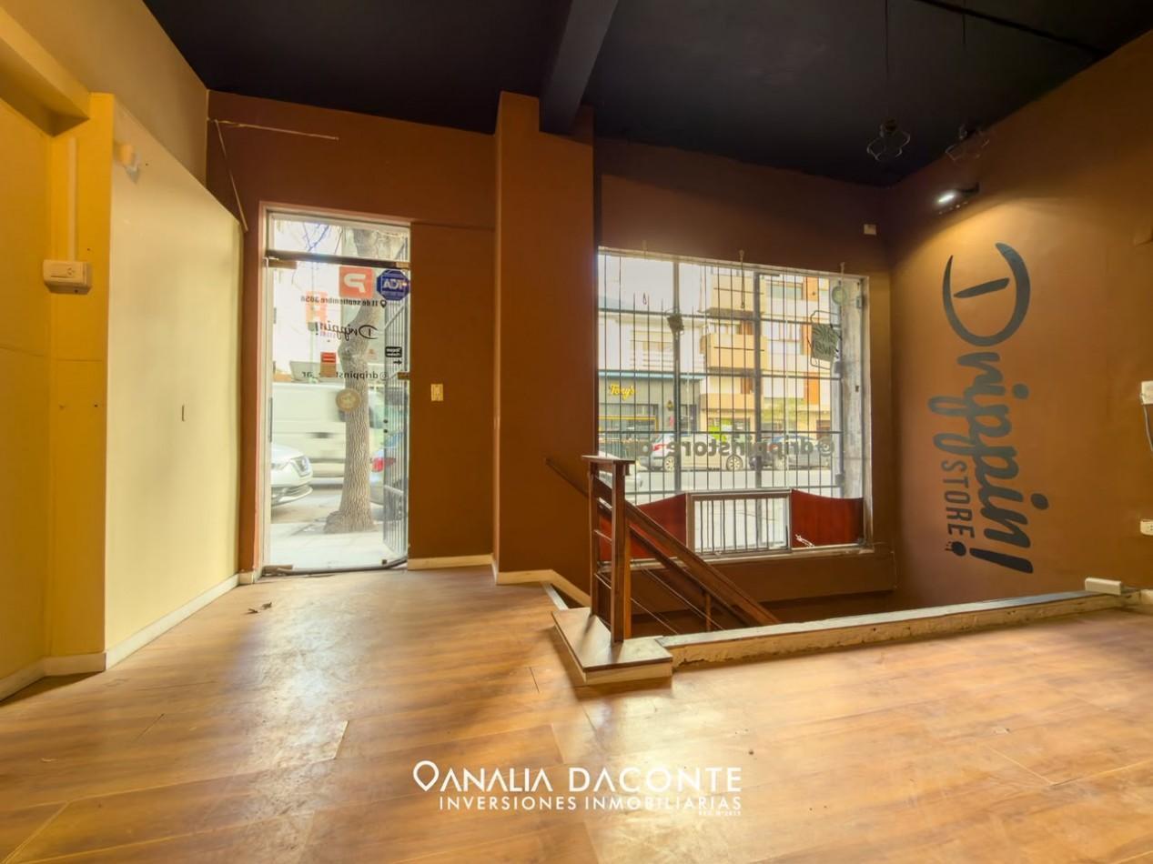 Foto de Local comercial en dos niveles. 80m2. La Perla, imagen 1