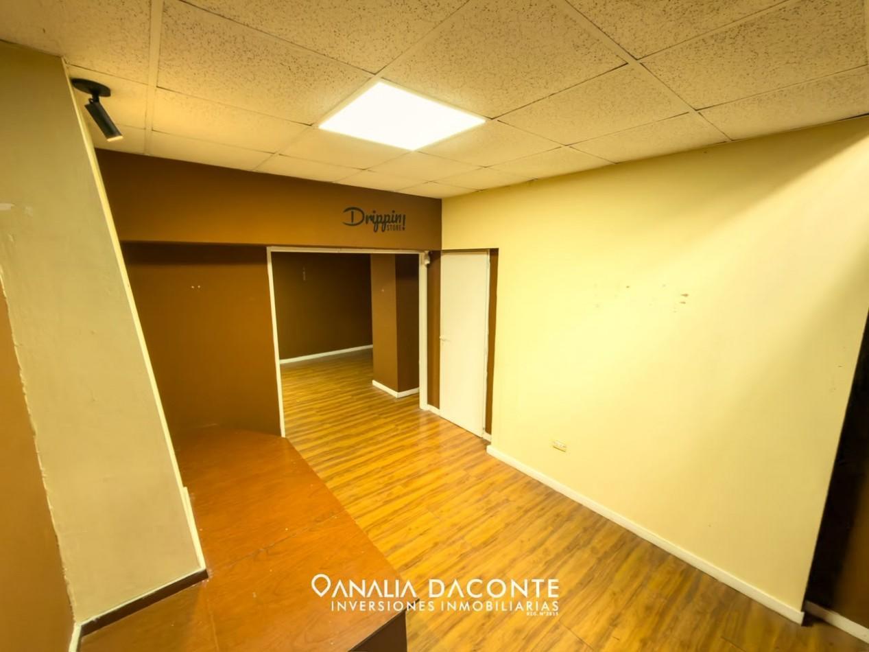 Foto de Local comercial en dos niveles. 80m2. La Perla, imagen 3