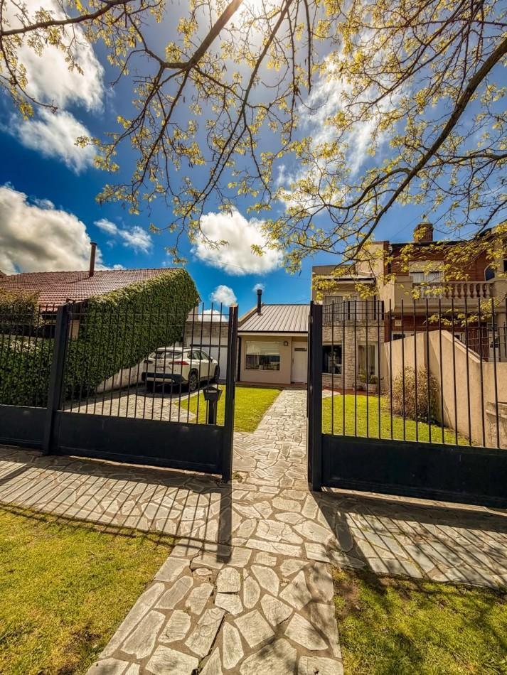 Foto de Moderno chalet 5 amb con piscina climatizada y quincho. Los Pinares, imagen 1