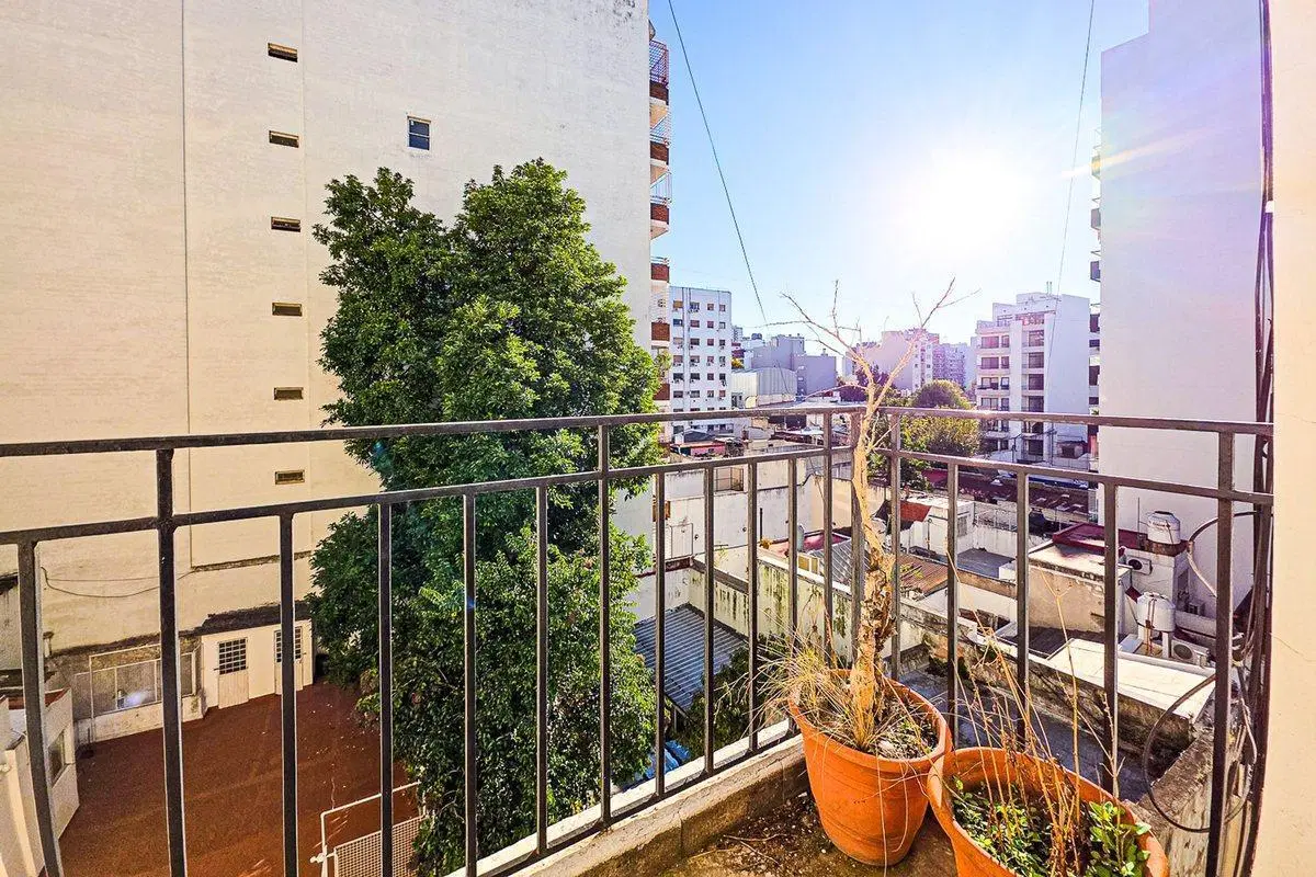 VENTA DEPTO 3 AMBIENTES CON BALCON FLORES 8