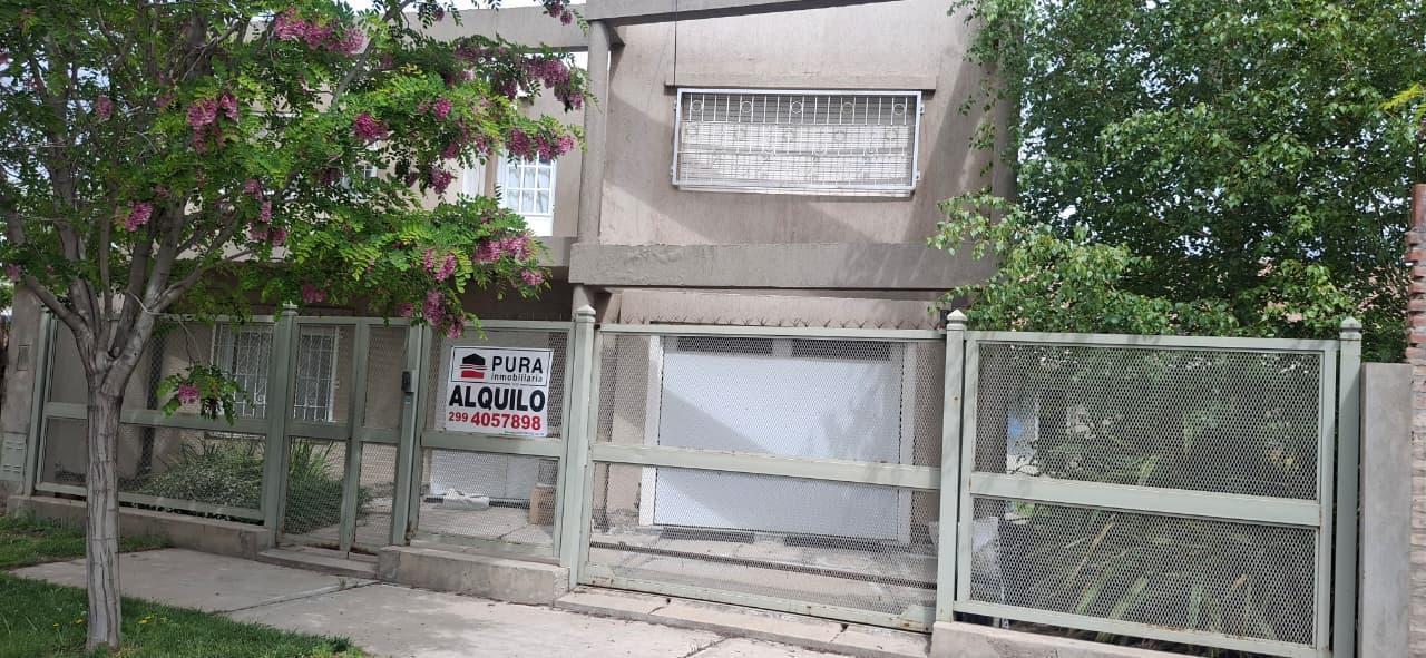Foto de CaCASA 3 DORMITORIOS, PARQUE, GARAGE, QUINCHO. Hilario Cuadros 2562 NQN, imagen 1