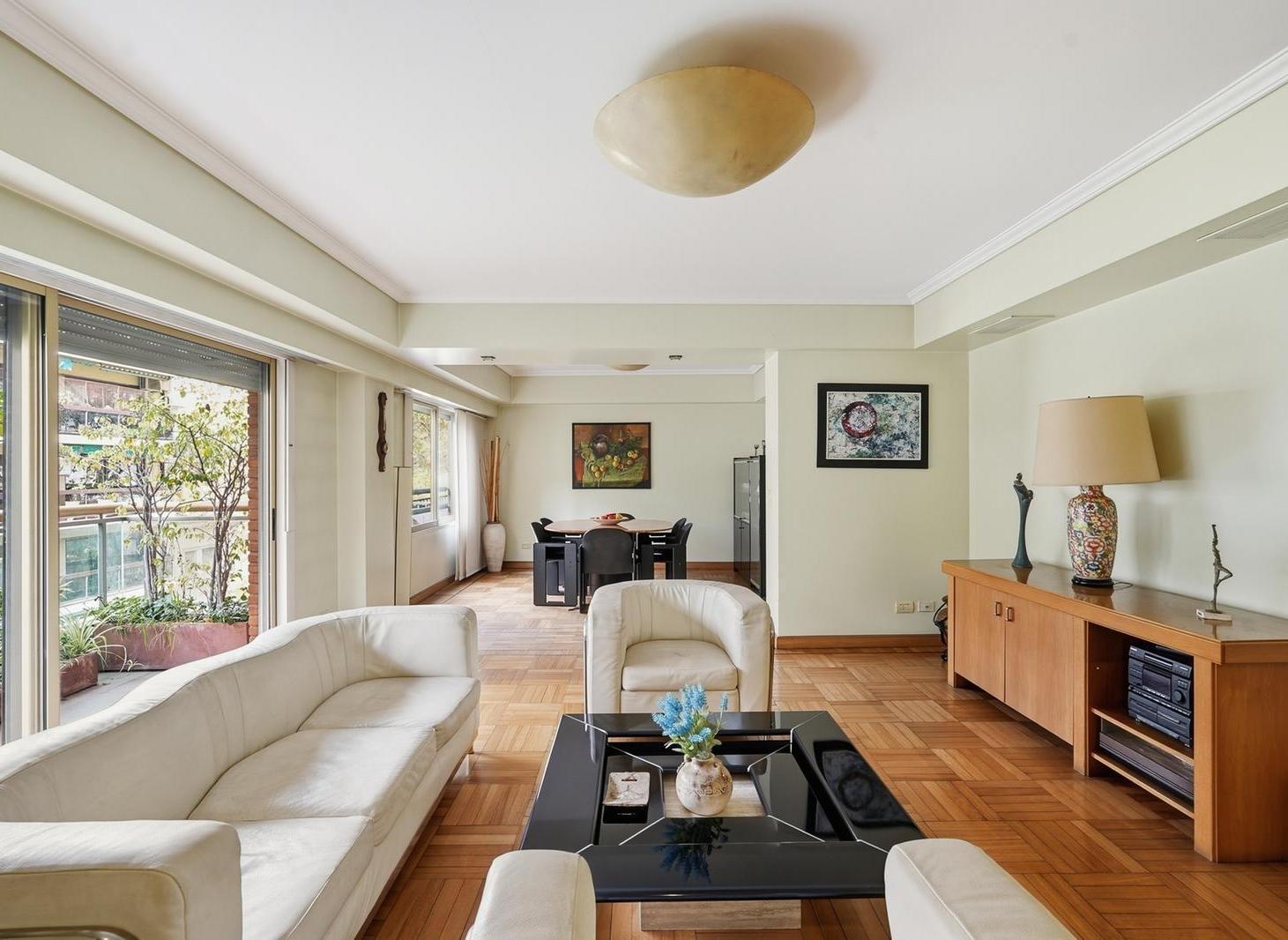 Departamento de 4 ambientes con dependencia y cochera con amenities en venta en Palermo Chico