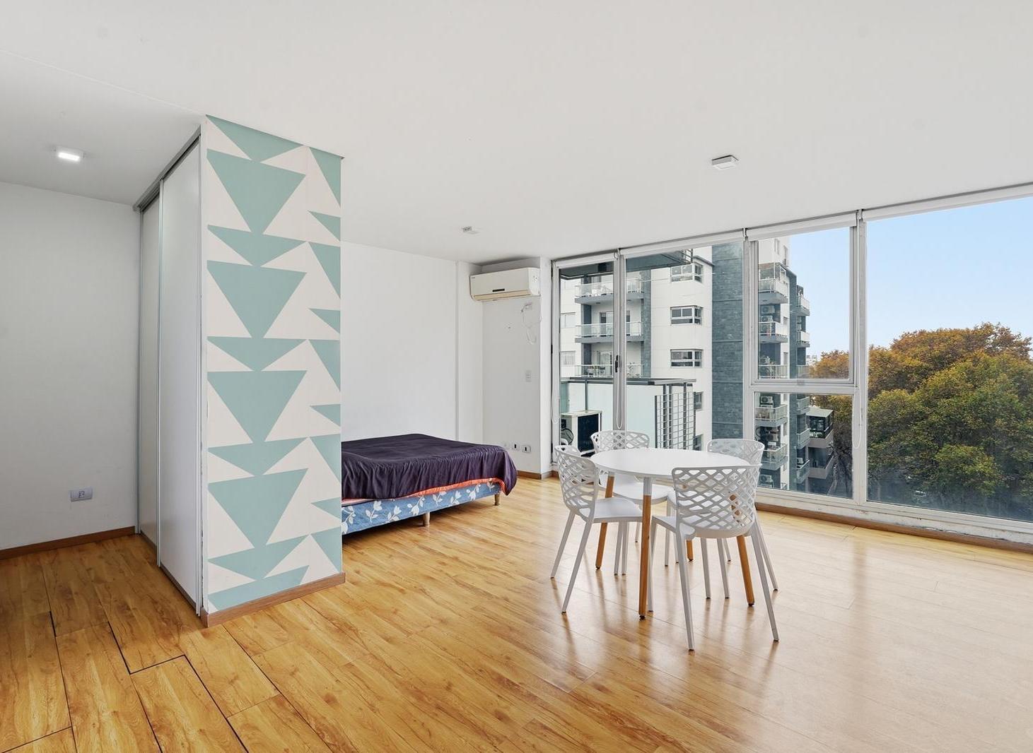 Monoambiente con balcón y amenities en venta en Almagro muy luminoso