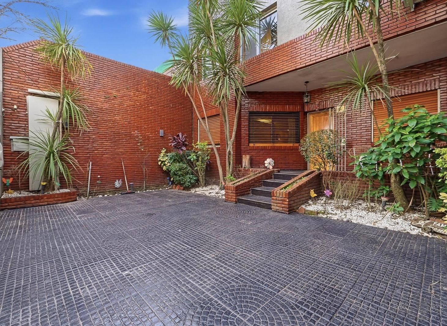Foto de Casa en lote propio con pileta climatizada y 2 cocheras en Agronomia en, imagen 4