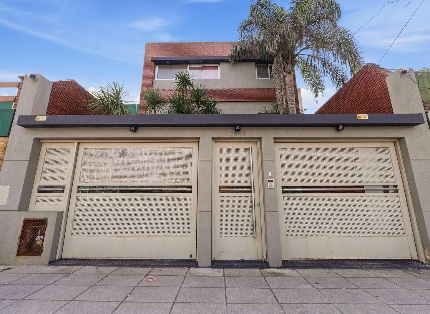 Foto de Casa en lote propio con pileta climatizada y 2 cocheras en Agronomia en, imagen 3