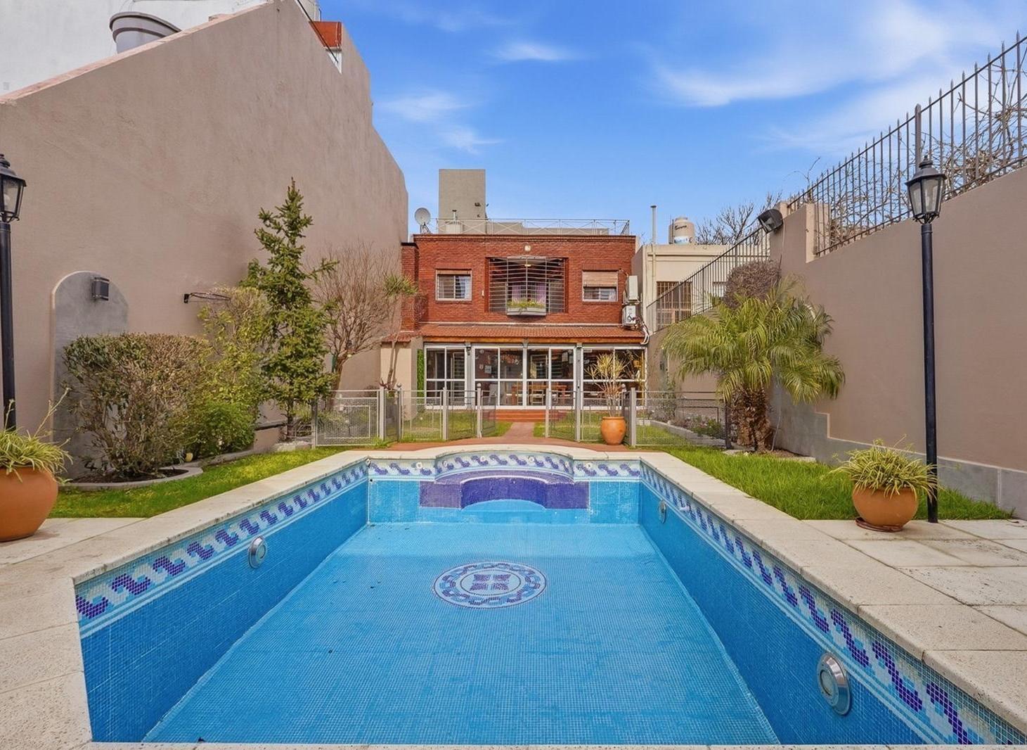 Foto de Casa en lote propio con pileta climatizada y 2 cocheras en Agronomia en, imagen 1