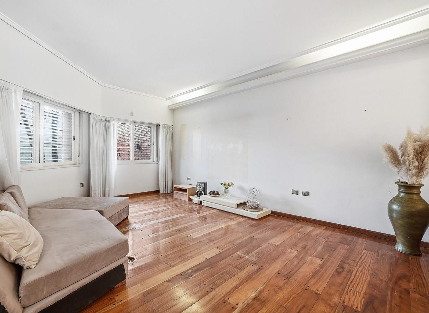 Foto de Casa en lote propio con pileta climatizada y 2 cocheras en Agronomia en, imagen 2
