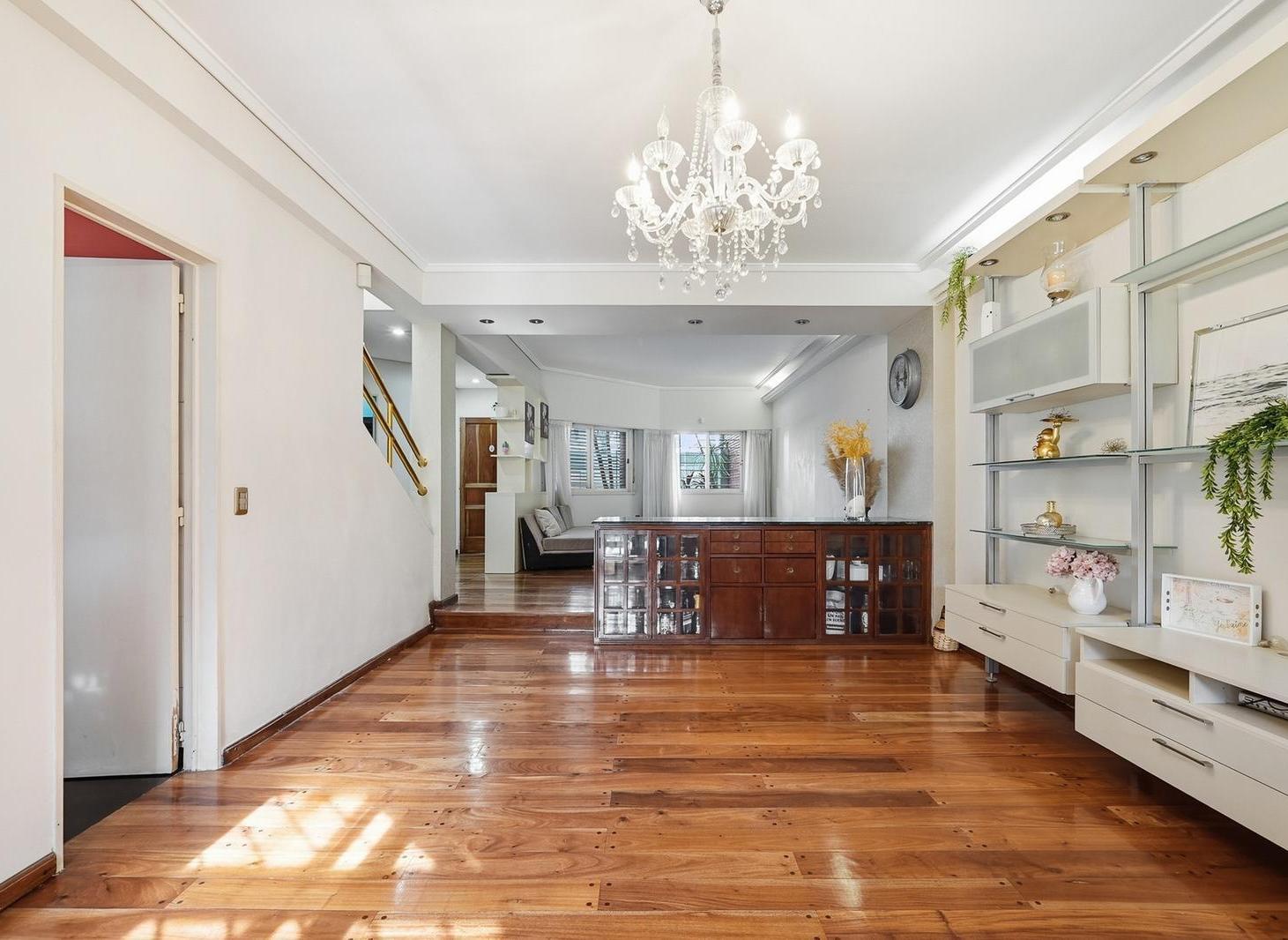 Foto de Casa en lote propio con pileta climatizada y 2 cocheras en Agronomia en, imagen 5