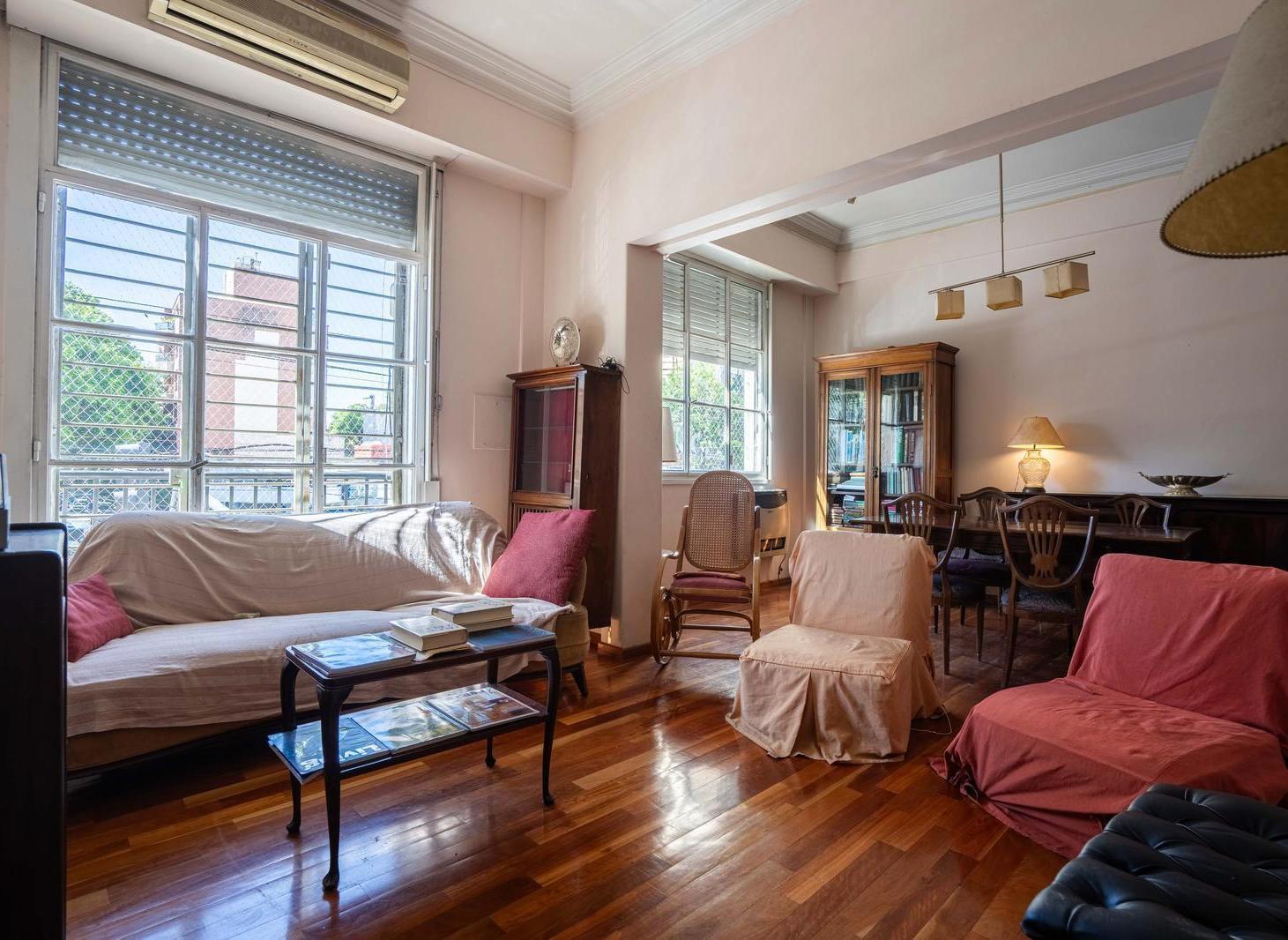 Foto de Departamento de 5 ambientes más dependencia en venta en Caballito, imagen 2