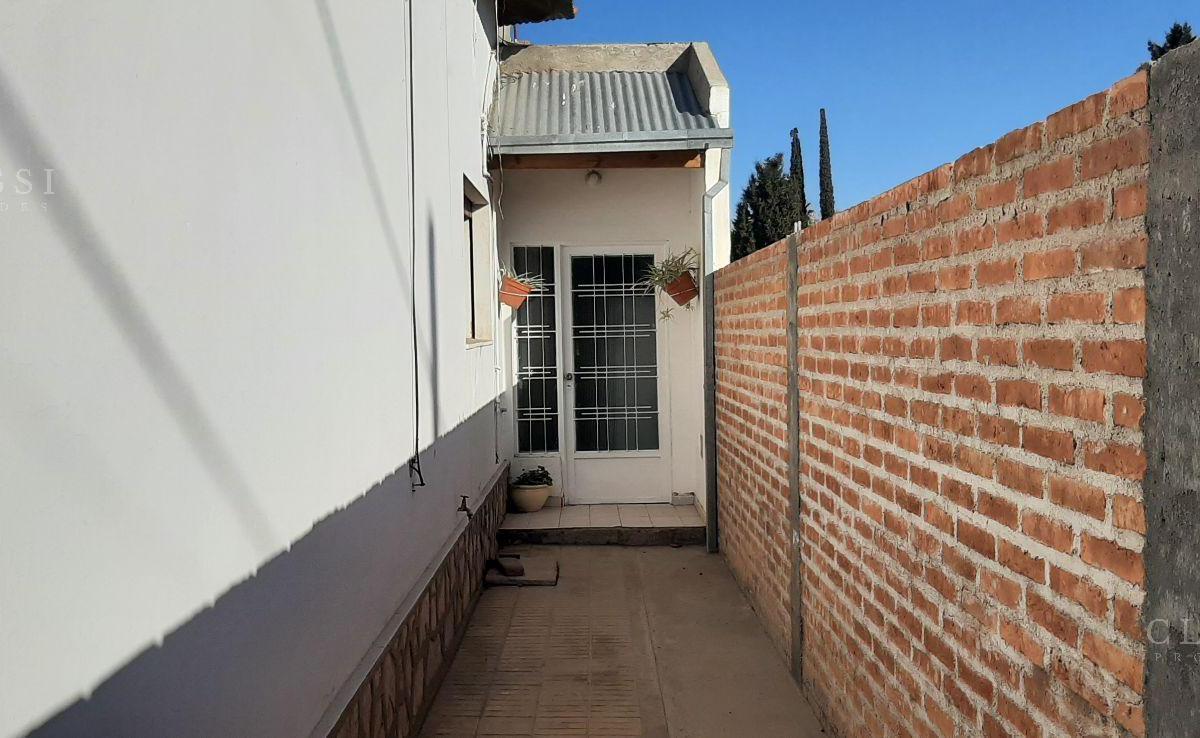 Venta de Casa + Dpto en B° Los Alamos (Ex B° Rosauer) 1