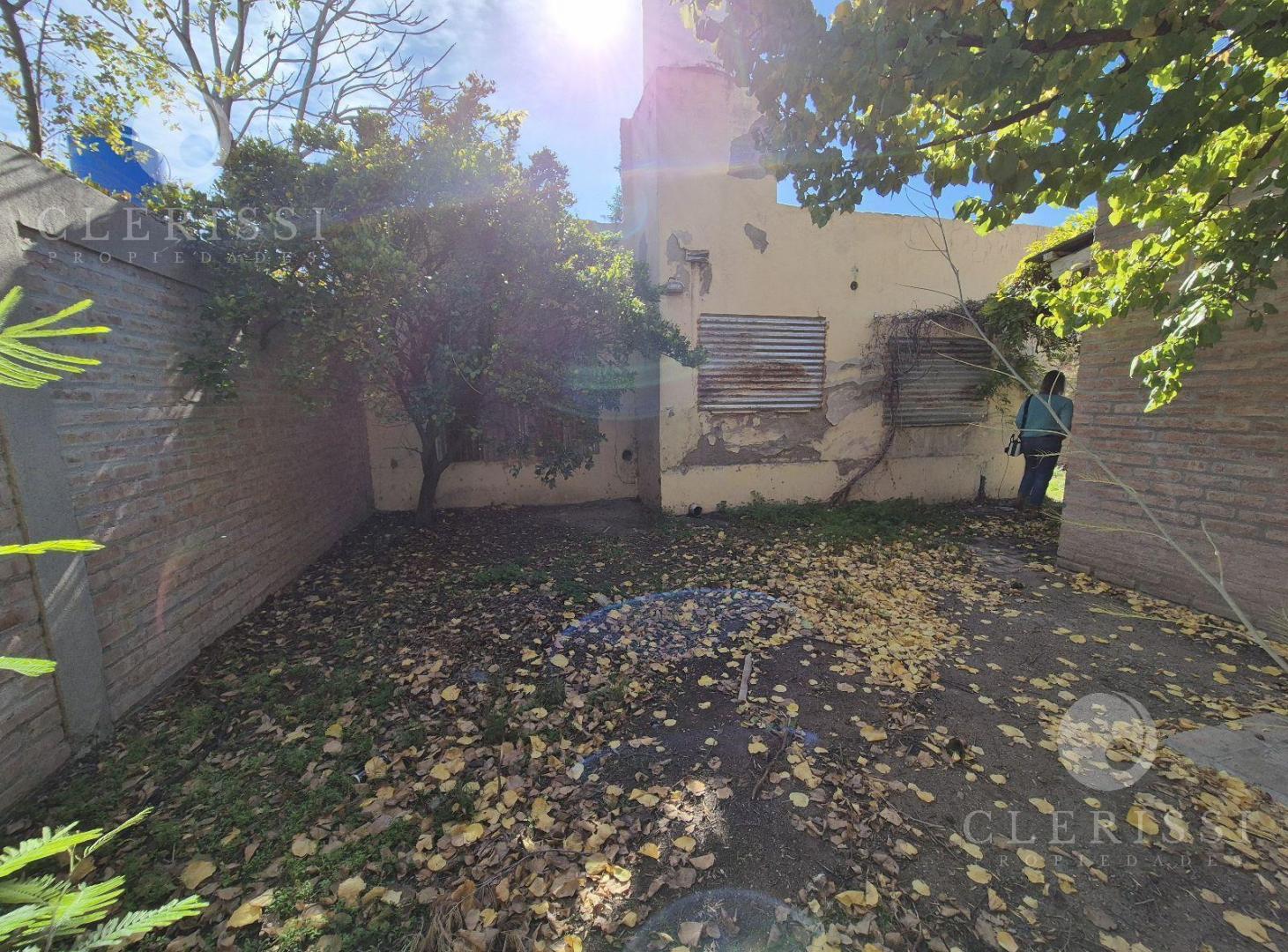 Foto de Venta de Casa 2 dorm. en el centro de la ciudad de Allen - A reciclar, imagen 1