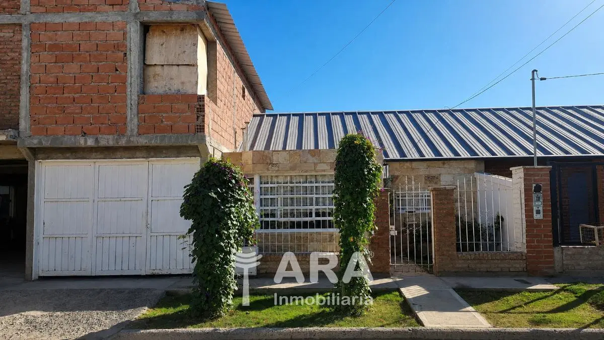 Casa 2 dormitorios + cochera + quincho + avance de ampliación en Cipolletti 4