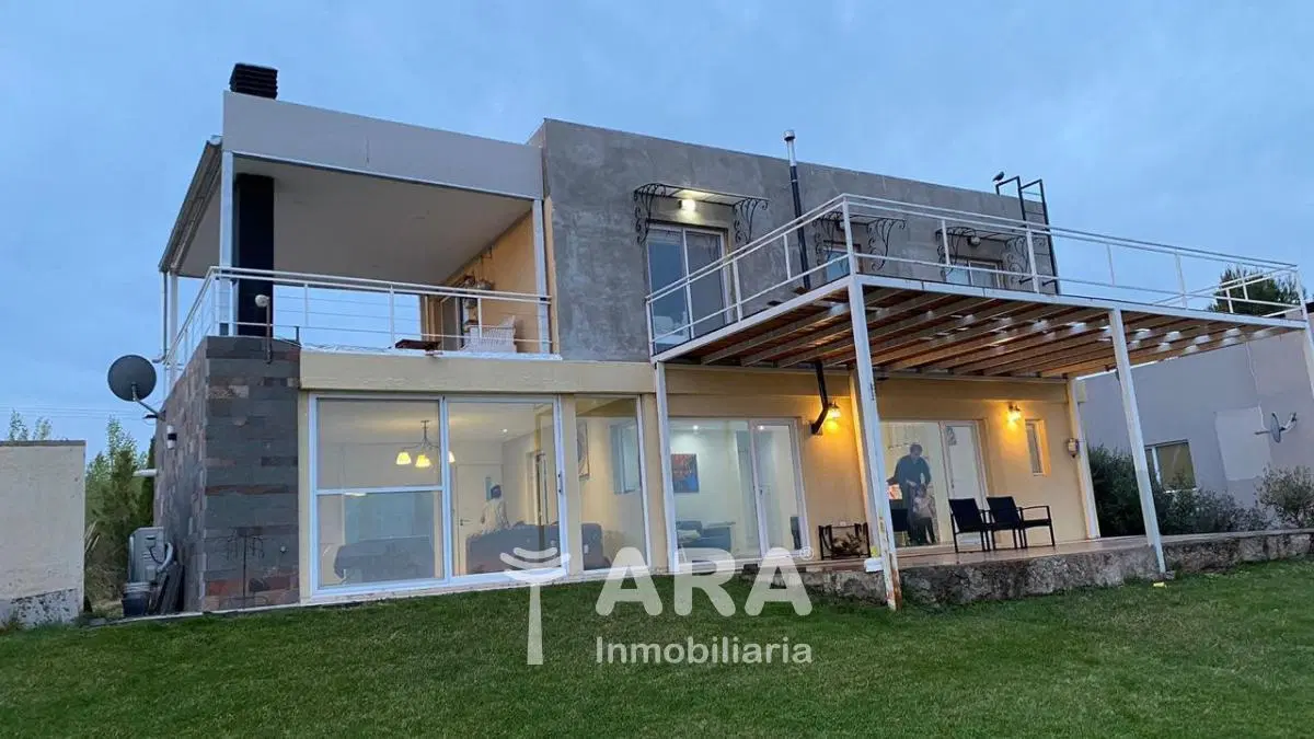 CASA EN BARRIO LA PENINSULA - NEUQUEN 2