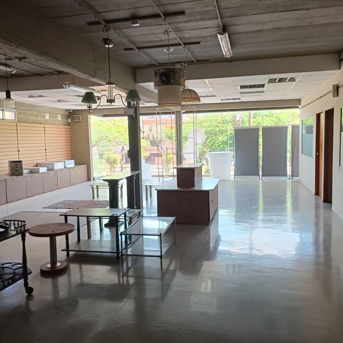 Vendo o Permuto Edificio Centrico de 3 Plantas Locales Oficinas Deposito y Uf 3