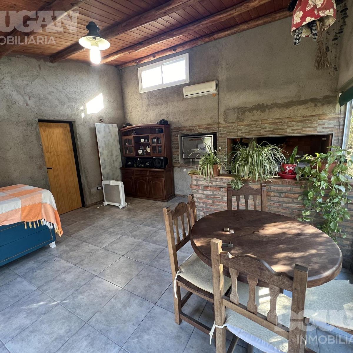 Venta - Casa Tipo Quincho con Pileta Sobre Terreno Propio 1