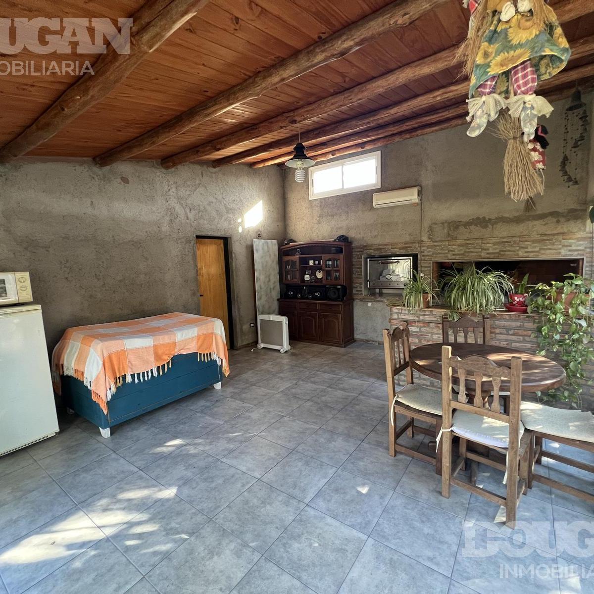 Venta - Casa Tipo Quincho con Pileta Sobre Terreno Propio 5