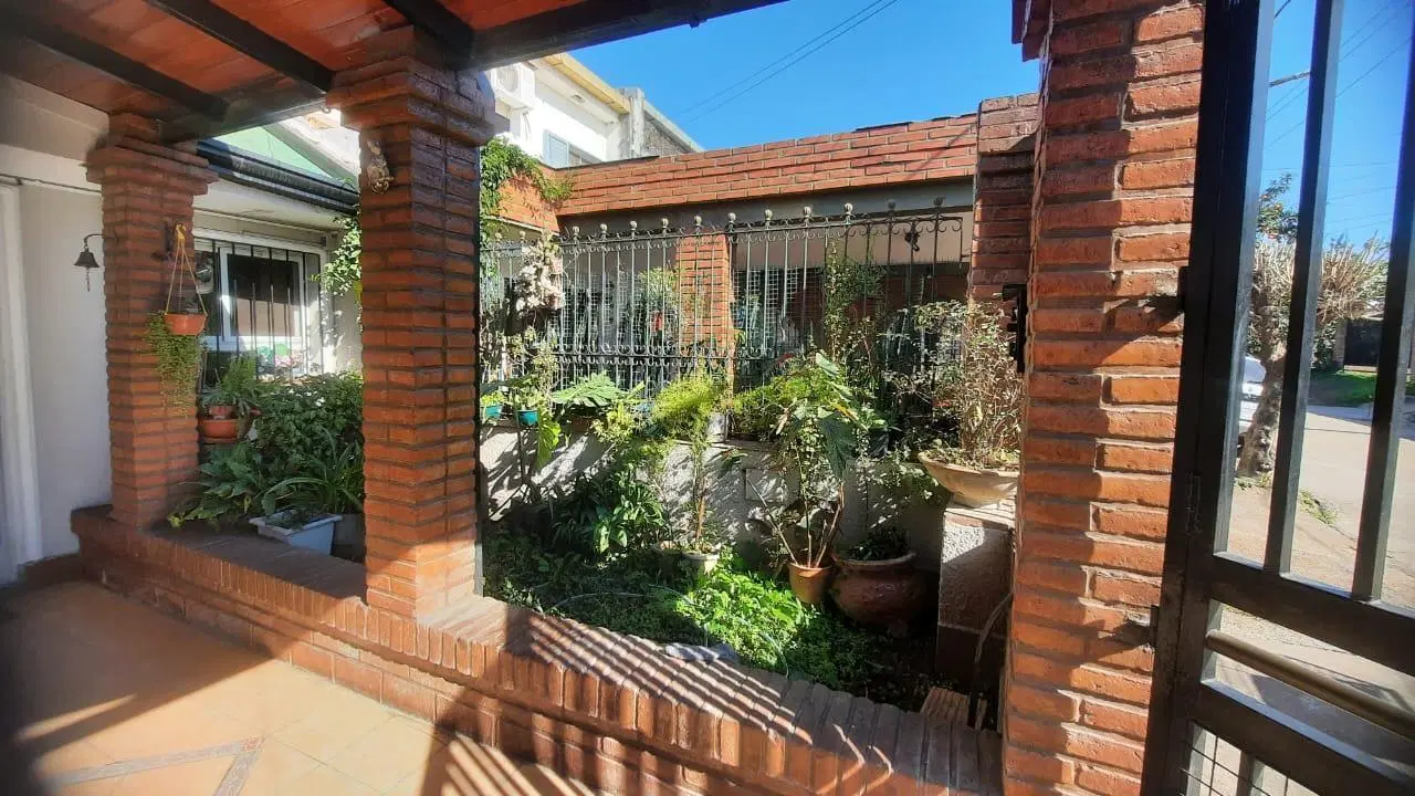 CASA EN VENTA EN PASAJE FERNANDEZ AL 4000 4