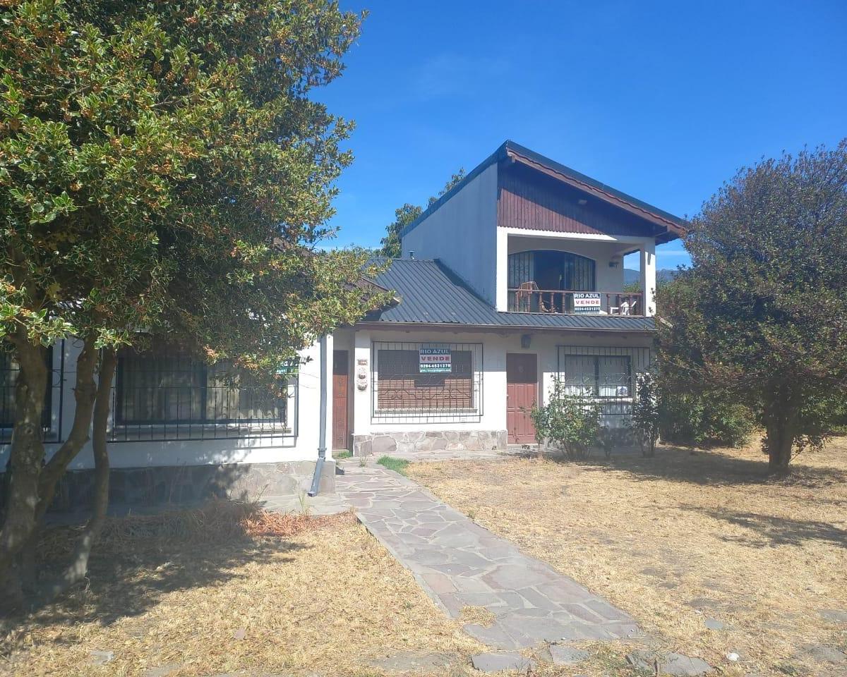 Gran Oportunidad, Casa con 3 Deptos y Oficinas en Pleno Centro de El Bolsón, Usd 425.000 1